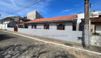 Casa a venda no centro de Balneario Piçarras próximo a mercado e todo comercio em geral, 500 metros da praia