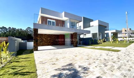 Sobrado composto por 3 suítes, sendo uma suíte master com banheira, living moderno com lareira composto por 3 ambientes,  sala de estar e jantar , abe