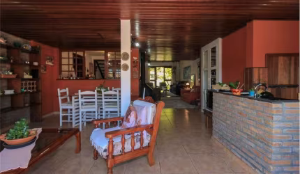 Impecável casa em condomínio à venda em Porto Alegre-RS, bairro Ipanema! 3 quartos, 1 suíte, 3 banheiros, 3 vagas de garagem.