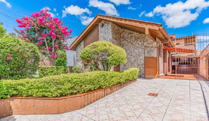 Imperdível Casa à Venda em Porto Alegre-RS, Bairro Cavalhada - 5 Quartos, 3 Banheiros, 5 Vagas de Garagem - 131,00m² de Área