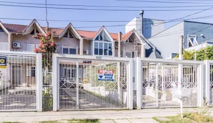 Casa à venda em Porto Alegre-RS, Guarujá: 2 quartos, 2 suítes, 3 banheiros, 2 vagas de garagem, 78m². Confira!