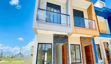 sobrado de 101 m², com duas suítes, sala de estar, sala de jantar, lavabo, cozinha, piso em porcelanato, banheiros com pias esculpidas em mármore trav
