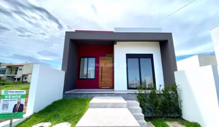 Casa térrea nova com 3 dormitórios sendo 1 suíte, living 2 ambientes, área de serviço fechada, banheiro social, pé direito auto, piso porcelanato de a