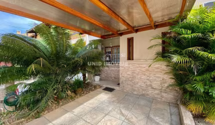 casa de 3 dormitórios, sendo uma suíte, sala, cozinha, 3 banheiros, vaga de garagem para um carro.O imóvel fica semi mobiliado.  Condomínio com infra