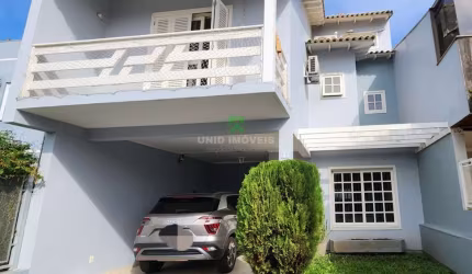 Casa em condomínio à venda em localização privilegiada com 3 quartos e 192m² de área!