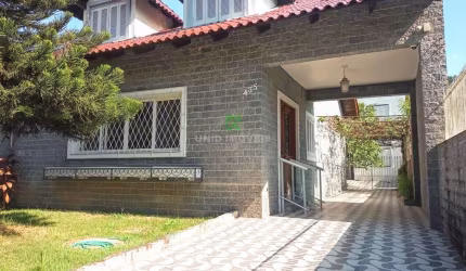 Residência com 4 DORMITÓRIOS, SUÍTE, Closet, 5 vagas e muito PÁTIO.