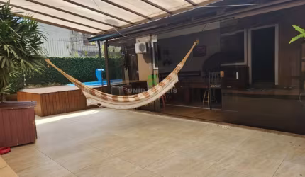 Casa com 5 quartos (3 no térreo), Suíte, Piscina, 3 vagas, Pátio