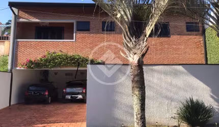 Casa assobradada de 250 m2 com 4 dormitórios sendo 2 suítes, em  condomínio fechado em Sousas. codigo: 113400