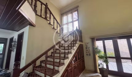 OPORTUNIDADE: Casa em condomínio fechado com 322 m2, com 3 dormitórios sendo 1 suíte e quintal grande para reforma codigo: 109560