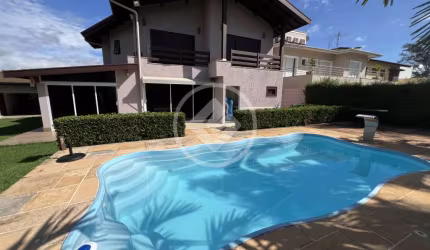 Casa com piscina e quintal verde em Condomínio codigo: 56724