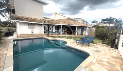 Casa em Condomínio com 4 suítes, gourmet e piscina aquecida codigo: 52507