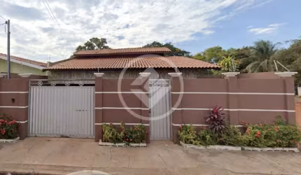 CASA NO JD IMPERADOR CENTRO DE VÁRZEA GRANDE NOS FUNDOS DA PREFEITURA codigo: 104056