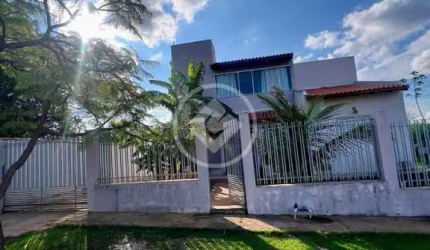CASA SOBRADO EM CHAPADA DOS GUIMARÃES   1. Este charmoso sobrado apresenta 3 quartos, incluindo uma suíte aconchegante  2. Desfrute do seu próprio quintal, um espaço para relaxar e apreciar a natureza