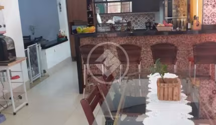 Vende-se Casa em Várzea Grande (MT) - Bairro Canelas - 5 Quartos sendo 2 Suítes - 450 m² de terreno, sendo 370 m² construído - Valor: R$ 650.000,00 - Imobiliária My Broker Araés codigo: 106876
