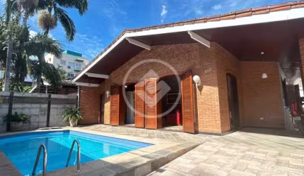Casa a venda na Enseada a 150 Mts da praia, 03 dormitórios codigo: 99576