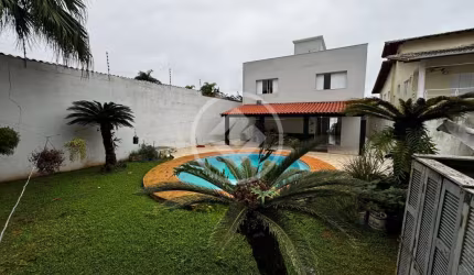 Casa sobrado á venda com 05 domitórios, 456 m², á 400 metros da Enseada, Guarujá/SP. codigo: 97270