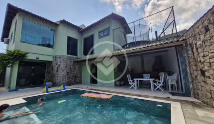 AMPLO SOBRADO UMA QUADRA DA PRAIA GUAIUBA GUARUJÁ SP codigo: 108771