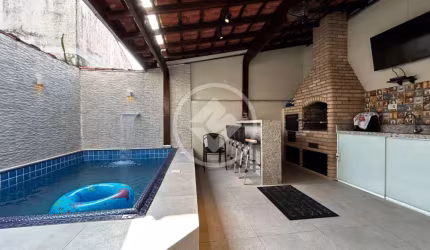 Casa sobreposta  de 03 dormitórios (01 suíte), 95 m²,próximo à praia das Astúrias com piscina e churrasqueira. codigo: 111159