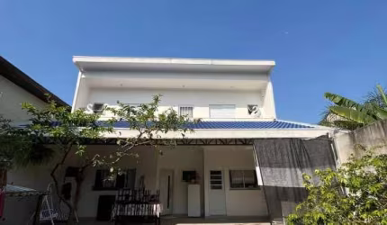 Casa piso superior com 2 quartos (suítes), com sacada frontal,  piso inferior com sala, w.c, cozinha, área de serviço coberta, amplo quintal e garagem para vários veículos, 2 portões automáticos (basc