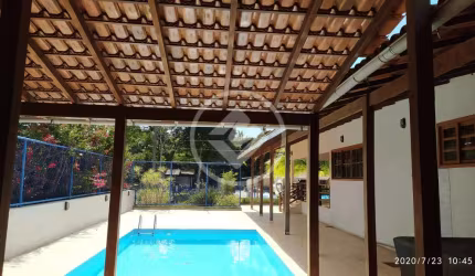 Casa de 4 quartos, com piscina privativa, aréa para churrasco e itens para jogos. codigo: 31653