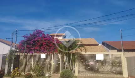 Casa térrea (frente a praça) codigo: 78801