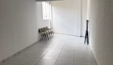 kitnet para alugar no bairro Vista Alegre em Curitiba. Nova.