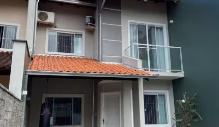 Casa Geminada com 1 suíte + 2 quartos no bairro São Marcos