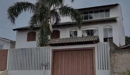 Sobrado amplo à venda em Colombo