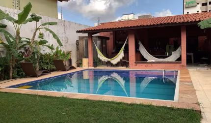 Casa Solta à Venda no Calhau – 815m² com Piscina, Jacuzzi e Energia Solar