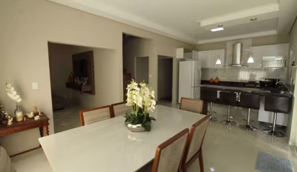 Casa de 290m² à venda no bairro Floresta em Pouso Alegre. 4 dormitórios, área gourmet com jacuzzi e 4 vagas.