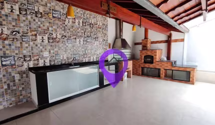 Casa de 190m² em terreno de 300m² no Santa Rita, Pouso Alegre. 3 dormitórios (1 suíte com hidromassagem), piscina, 4 vagas e área gourmet