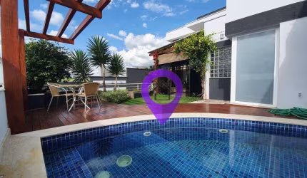 Casa de 340m² à venda no bairro Pousada dos Campos em Pouso Alegre. 4 suítes, piscina com deck e acabamento em alto padrão
