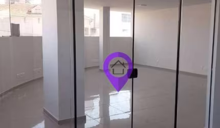 Sala comercial de 50m² para alugar no Centro de Pouso Alegre, próximo à Igreja Matriz. Valor R$ 1.800/mês + condomínio.