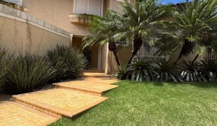 Sobrado Espaçoso com Piscina e 4 Suítes – Conforto e Sofisticação em Localização Privilegiada!