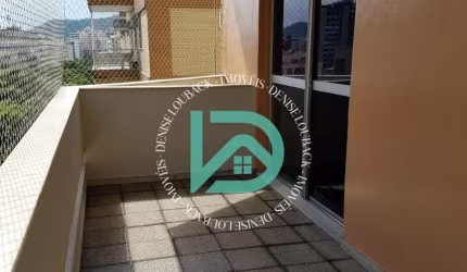 Apartamento com varanda e 2 dormitórios na Tijuca