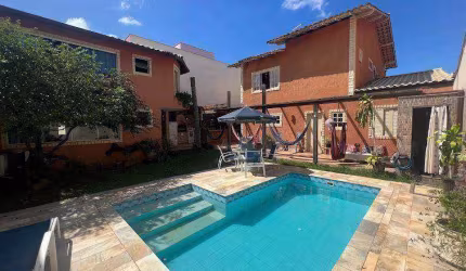 Casa duplex com 5 dormitórios, 5 suítes, lazer com  churrasqueira, piscina e jacuzzi.