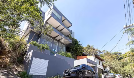 CASA TRIPLEX COM 436M² NO CONDOMÍNO UBÁ