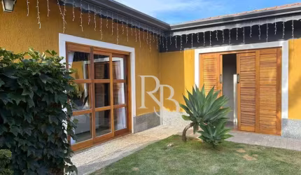Casa à Venda em Atibaia – 2 Suítes e Lindo Jardim