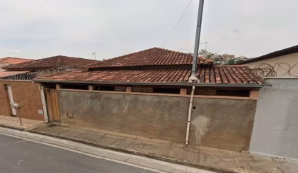 Terreno com área de 177m² e respectiva edificação dele constante, qual seja, uma casa residencial