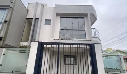 Ótimo sobrado semi-mobiliado bem fechado com muros e grades