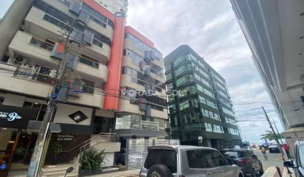 Apartamento quadra mar na melhor localização de Meia Praia
