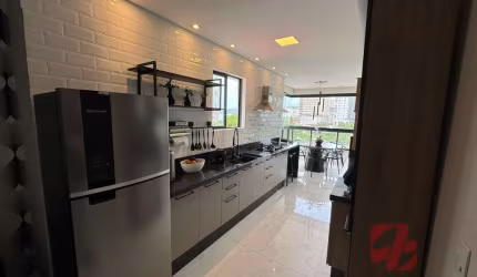 Lindo apartamento mobiliado na Meia Praia para locação Anual