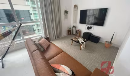 Lindo apartamento mobiliado com amplas janelas