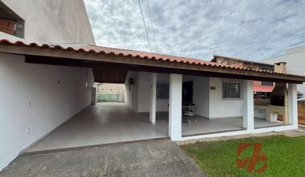 Aluguel Anual! Casa com amplo pátio gramado em Bombinhas
