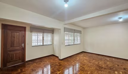 Confortável sobrado para venda com 3 quartos, sendo 1 suíte, 240m²