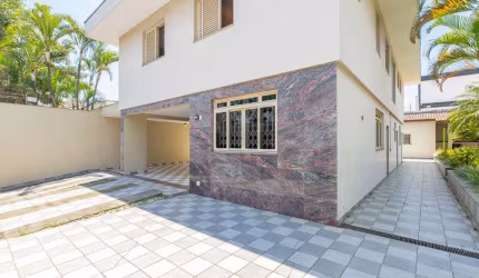 Versátil casa tipo para venda com 4 quartos, sendo 2 suítes, 332m²