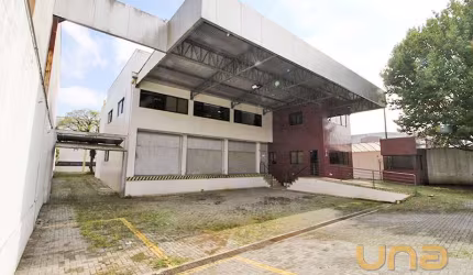 Imobiliária Cilar Aluga Balcão no Novo Mundo com 1.000 m², Ref