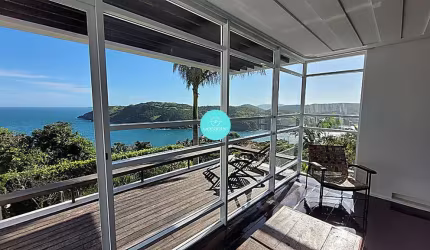 Luxuosa Casa com Vista Panorâmica para o Mar na Praia da Ferradura - Exclusividade e Design Internacional em Búzios