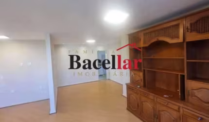 Apartamento com 4 quartos para alugar na Rua Campos Sales, Tijuca, Rio de Janeiro, 130 m2 por R$ 3.800