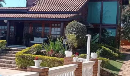 Casa de condomínio com 250 metros quadrados com 3 quartos